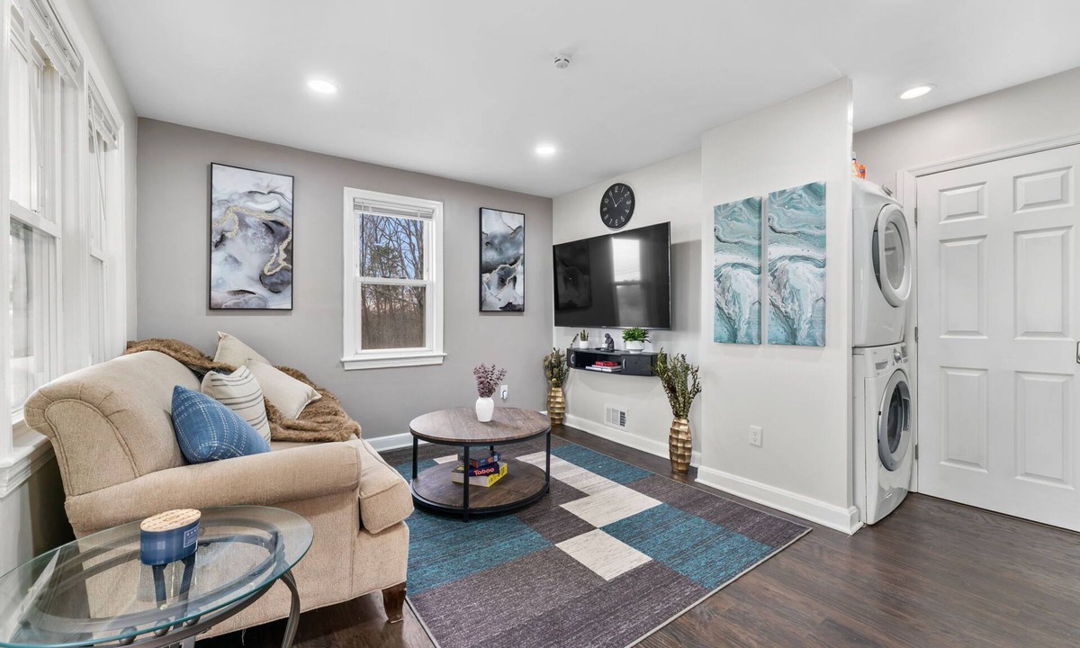 Centreville House | Large 3BR Home Near Dulles w/parking sleeps 8
