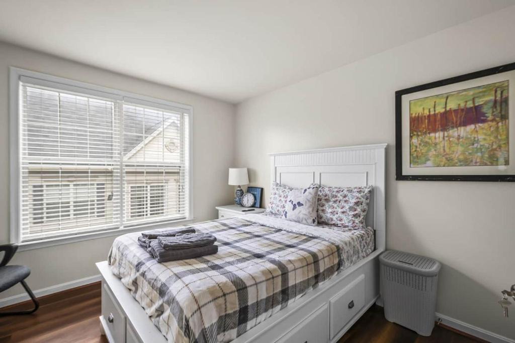 Bowie House | Large 7 bedroom sleeps 22 With Parking Near DC