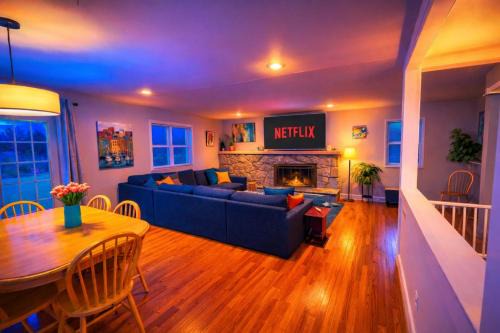 Gahanna House | Large Private Ranch - Master Bedroom Suite with King Bed and private Bathroom - Fenced Yard - Pets & Kids Welcome - Pool Table