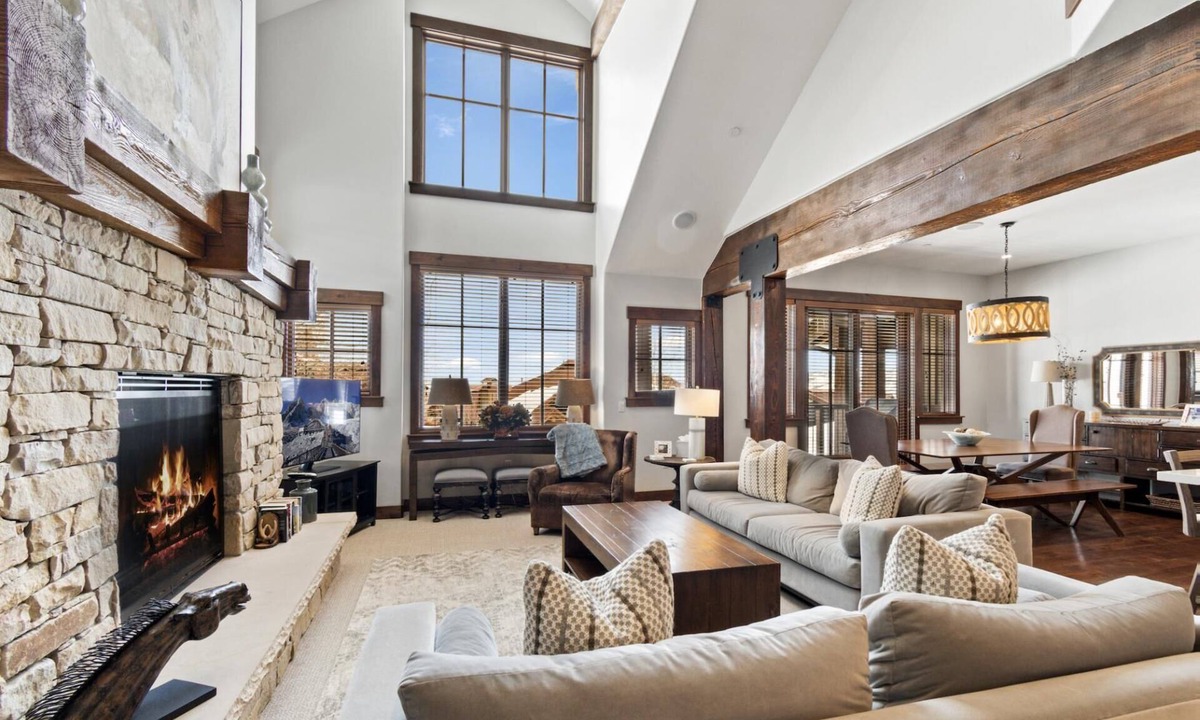 North Park City House | Last-Minute Savings! Cottage with Ski-in/Ski-out Access, Fireplace and Hot Tub!