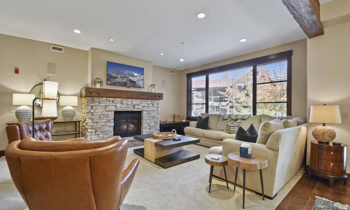 North Park City Condo | Last-Minute Savings! Slope-side Condo with Ski-in/Ski-out Access and Hot Tub!