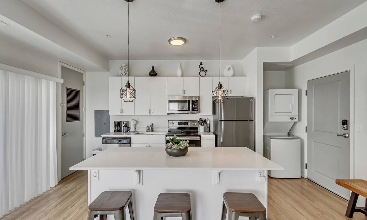 Downtown Salt Lake City Apartment | LCF - Downtown SLC - Penthouse - Queen + Daybed - Views - Gym/Hot Tub - Garage