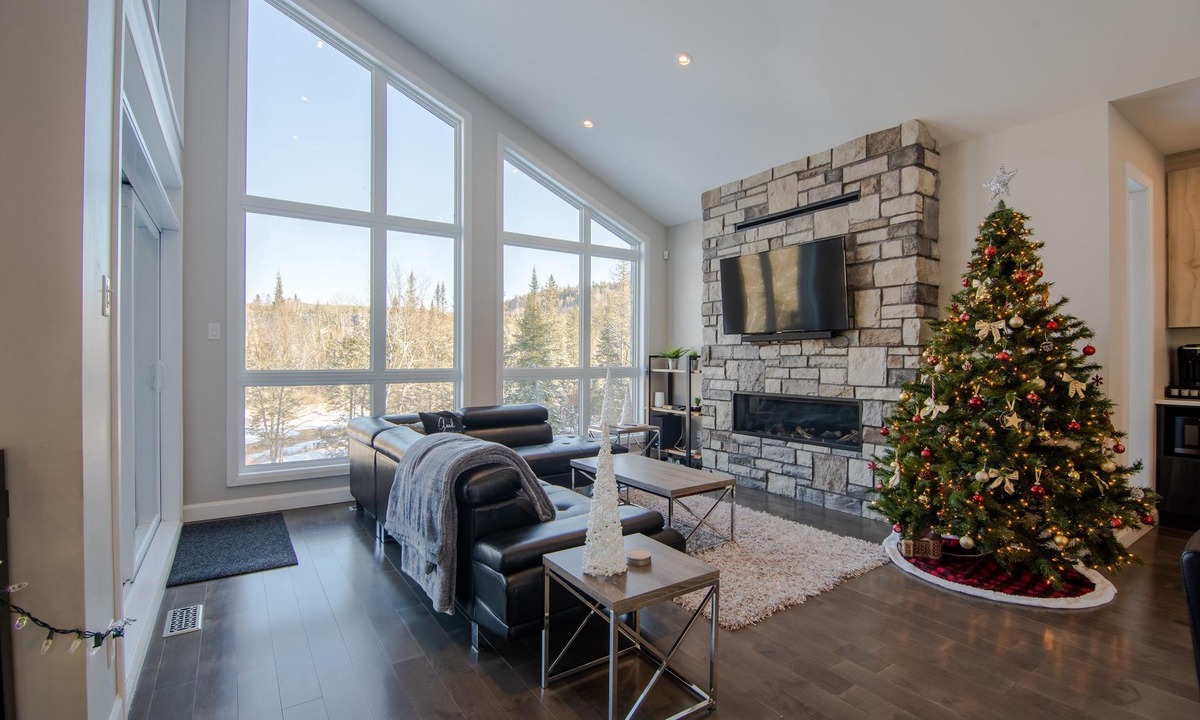 Sainte-Beatrix Ski Chalet | Le Somptueux : Luxurious Waterfront & Mountains