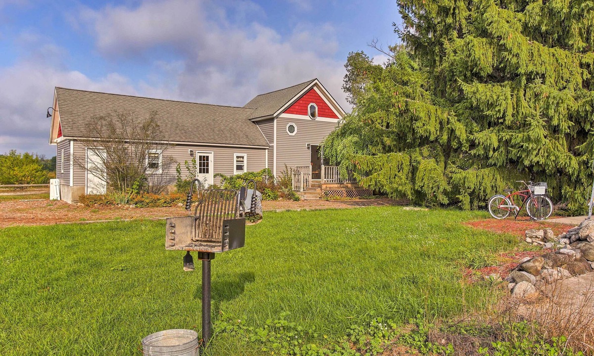 Suttons Bay Cottage | Leelanau Country Cottage ~ 4 Mi to Suttons Bay!