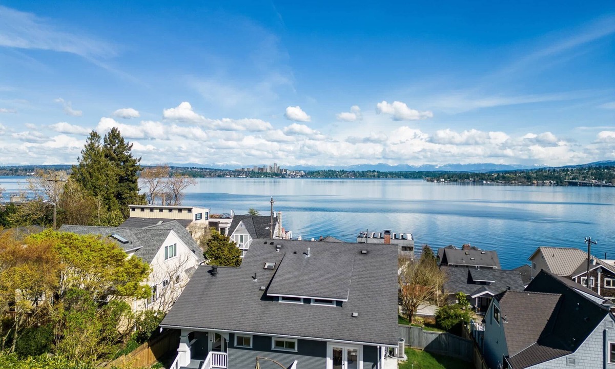 Leschi House | Leschi Retreat w, Breathtaking Water View,Sleeps 14