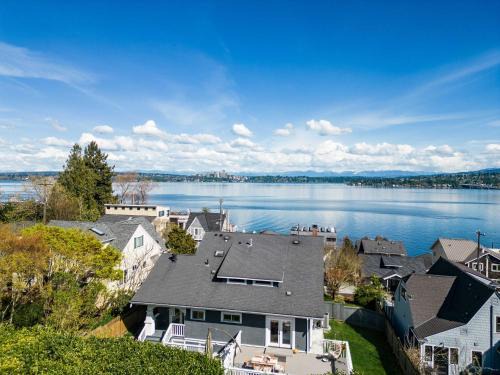 Leschi House | Leschi Retreat w Breathtaking Water View Sleeps 14