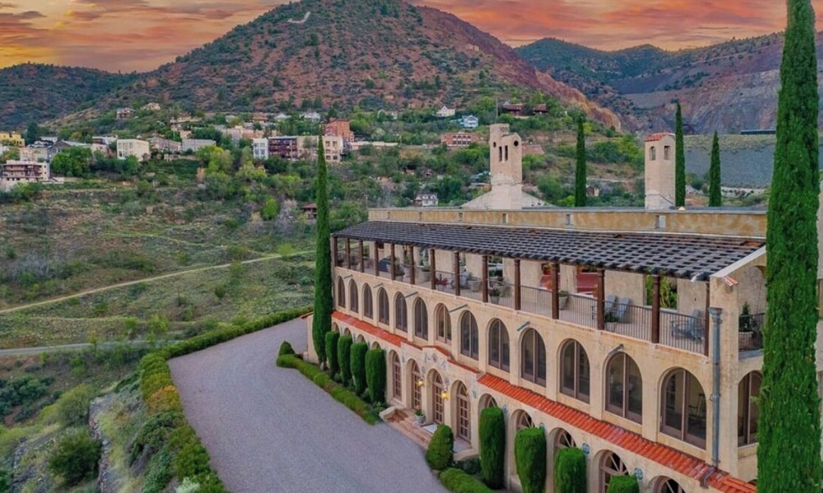 West Sedona House | Little Daisy Manson |Two Villas | Sleeps 33 Jerome