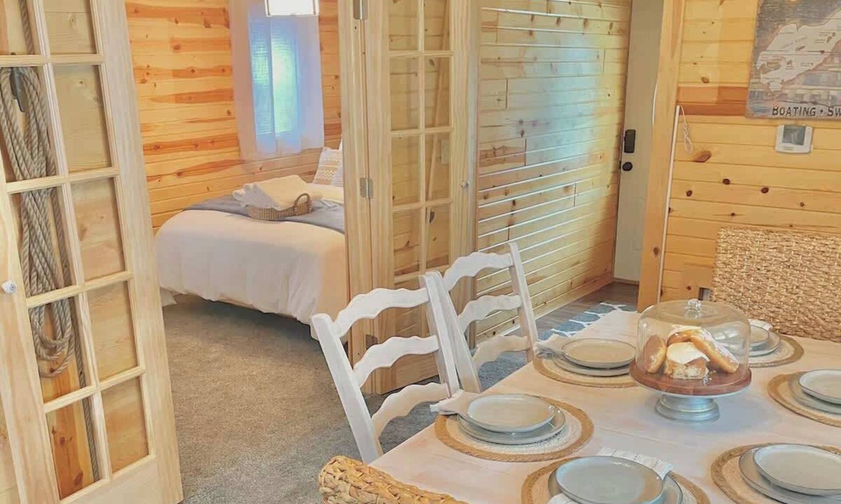 Buckeye Lake Cabin | Little Red Cabin at Buckeye Lake|Hot Tub|Fireplace