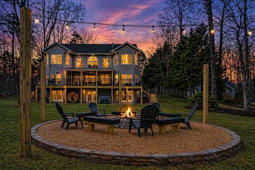Lakeside Woods House | LKA Luxury Sandy Beach, Sauna, Hot Tub, Firepit