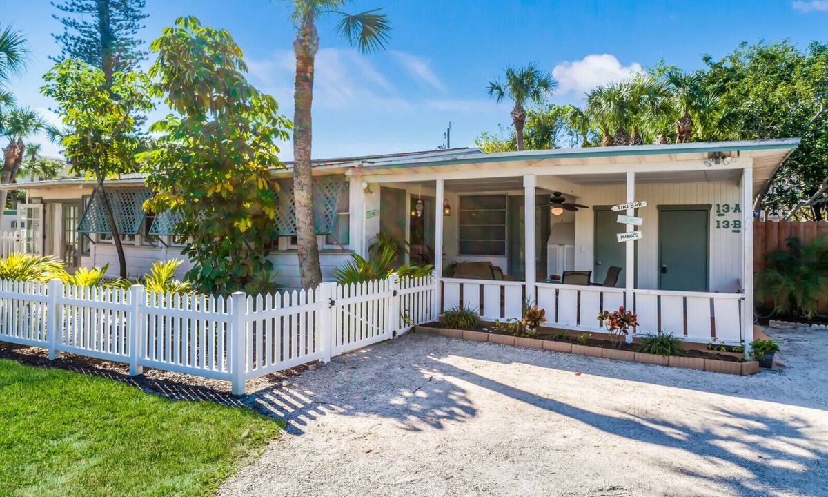 Siesta Key Cottage | Location. 3 bedroom cottage block from beach and two blocks from Siesta Village