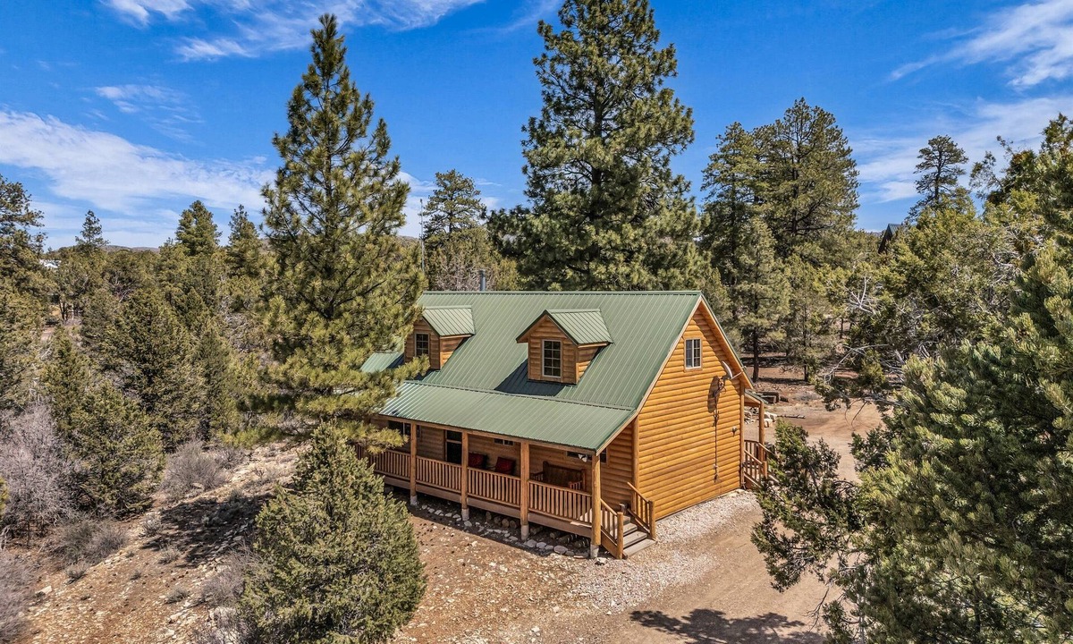 Orderville Cabin | Log Cabin Zion Retreat| Where Milky Way Meets Zion