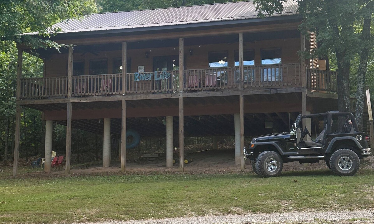 Mammoth Spring Cabin | Long Deck Tree House