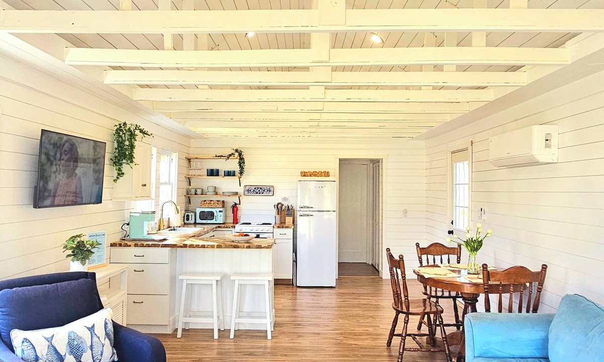 Cortez Cottage | Lou Lou's Hideaway: 1918 Historic Cottage in Cortez - Walk/Bike to AMI Beaches