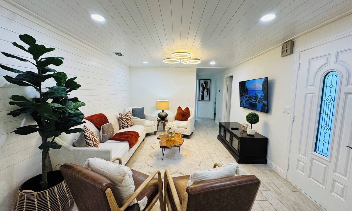 South Gate Ridge House | Lovely 4-bedroom 3 Bath Heated Pool house Near Siesta Key Beach