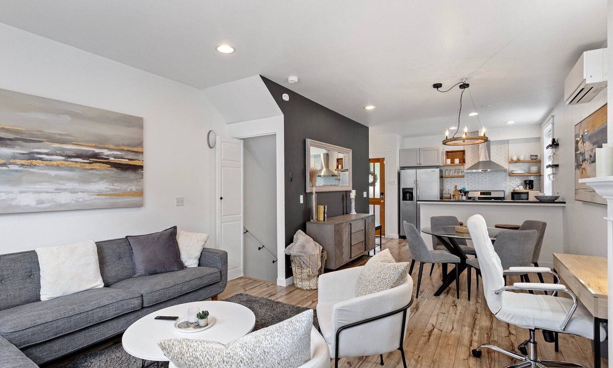 Eastlake House | Lux Modern Townhome – Parking + Pets Easy MAJOR INTERNATIONAL SPORTING EVENT