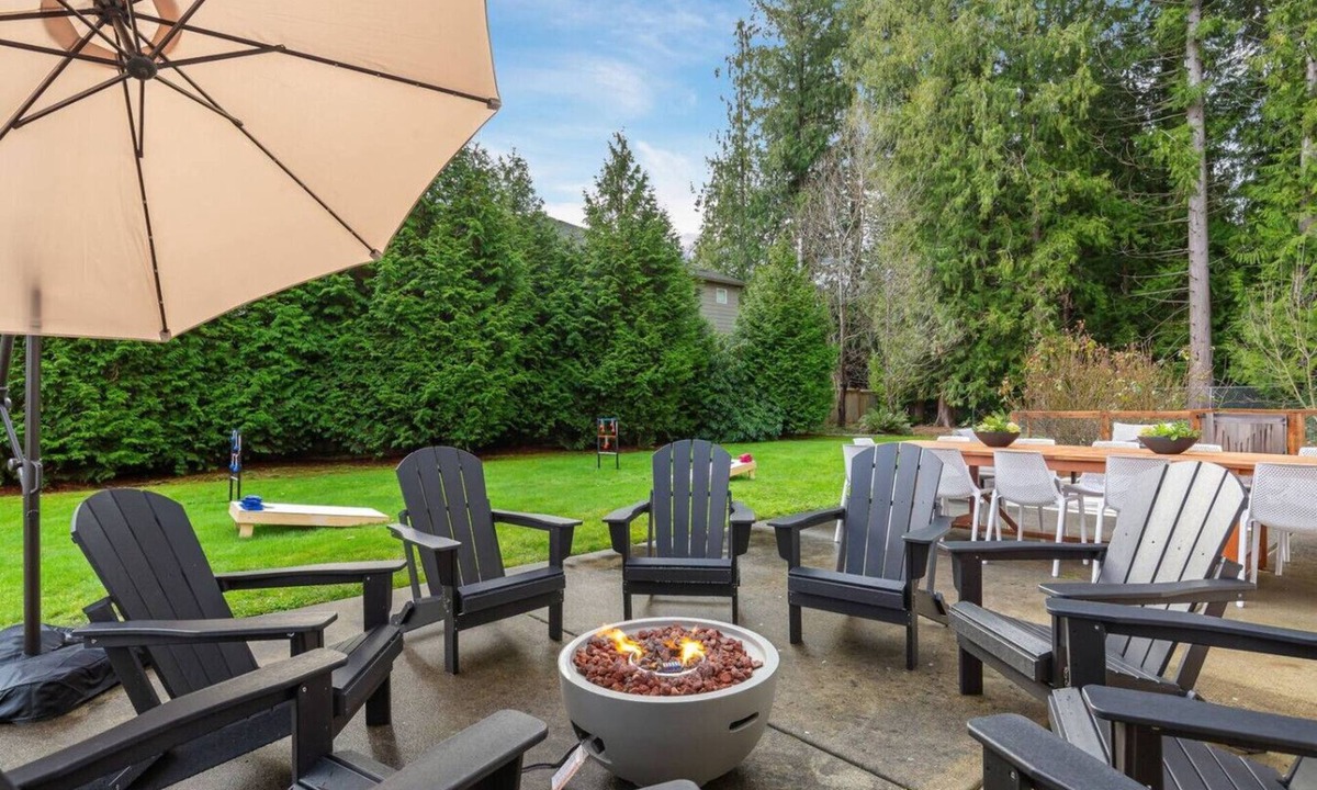Bothell House | Luxe 7BR Retreat |Sleeps 16| Theater, Gym, & Grill!