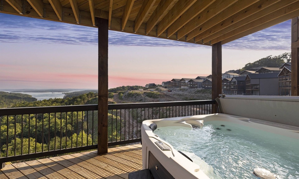 Indian Point Cabin | Luxe Lodge, HotTub, Theater & Lake View, SDC 3 min