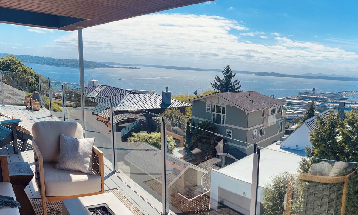 West Queen Anne House | Luxe Modern City Home+Water/Sunset VIEWS+Hot Tub+Parking+AC+ 2 primary bedrooms!