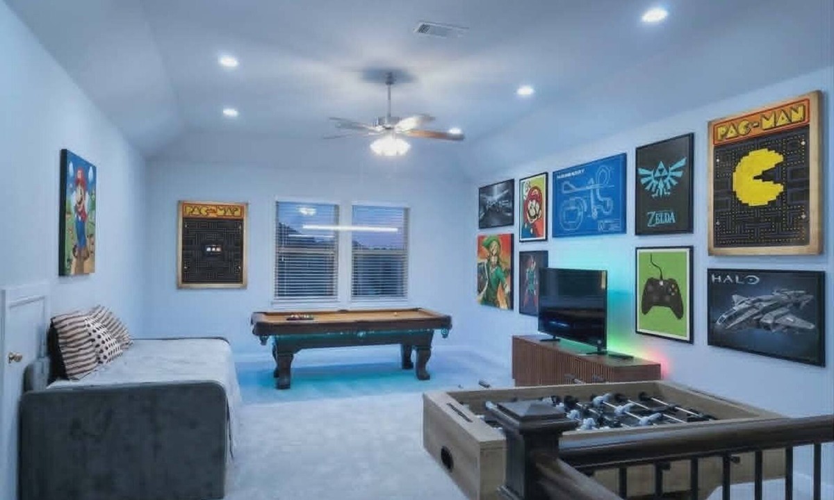 Sugar Land House | Luxurious 4-5 bedroom house in Sugar Land: AC & Appliances &more sleeping area