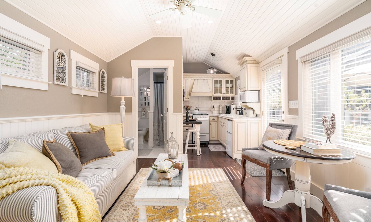 Ukiah House | Luxurious Downtown Guest Cottage/2 Beds/Garden Oasis