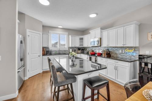 Cochrane House | Luxury 3BR Home - Theatre - Office & Master Spa