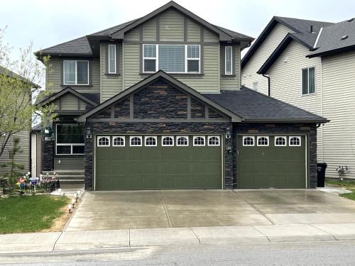 Panorama Hills House | Luxury 4 Bedroom Air Conditioned & Cozy Home close to Airport, Shops, Downtown, Stampede, Rocky Mountains and many amenities in Panorama Hills NW Calgary