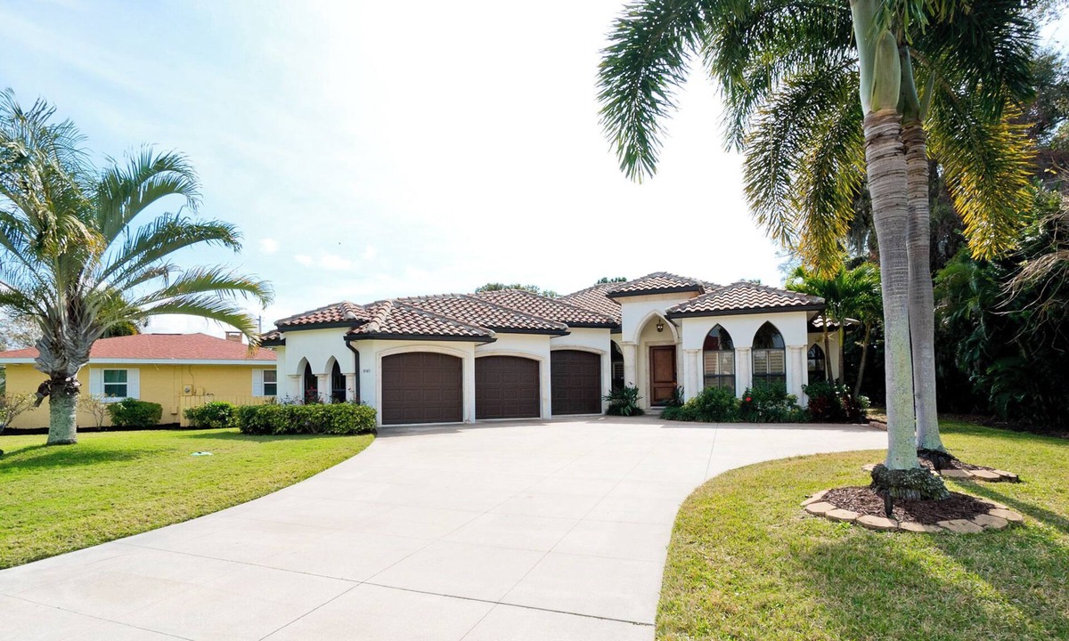 Whitfield House | Luxury Golf Course Home - Pool + Spa - 3 En Suites - 4 Bed/4 Bath - Close to SRQ