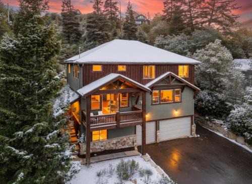 Summit Park Apartment | Luxury Park City Mountain Home Sleeps 14 with Hot Tub and Mountain Views