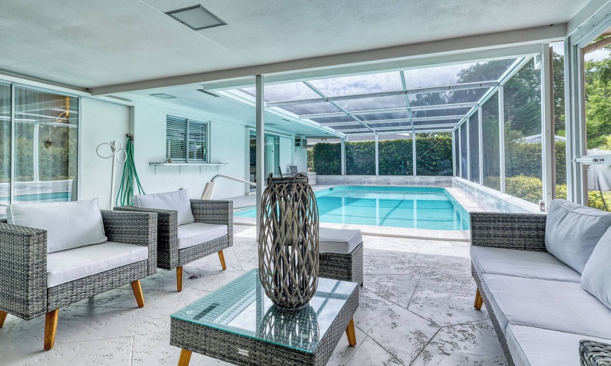 Kensington Park House | Luxury Pool Family Home Near Siesta Key/DT-3BR/2BA