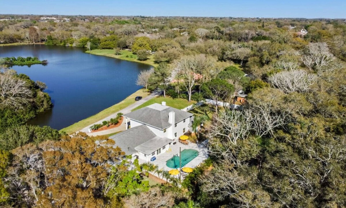 Dunedin Villa | Luxury Private 7BR Lakeside Villa with heated Pool, Putting Green & Fire pit
