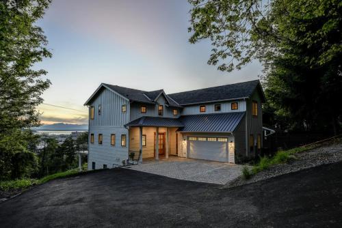 North Beacon Hill House | Luxury Seattle Retreat with Views and Bonus Suite