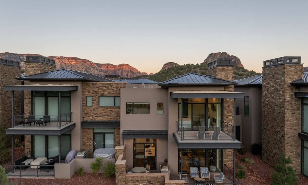 West Sedona Villa | Luxury Townhome - Exclusive guest access to a members-only golf club, pool, and resort amenities!
