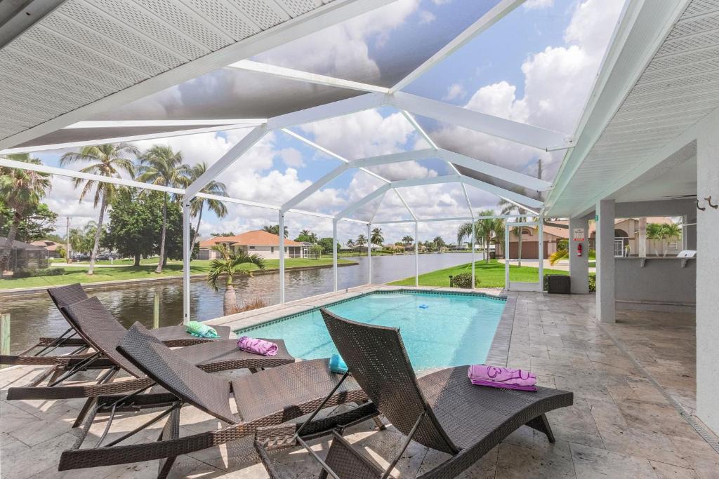 Pelican House | Luxury Villa on Freshwater Lake with Heated Pool Villa Mohave Lake Roelens Vacations
