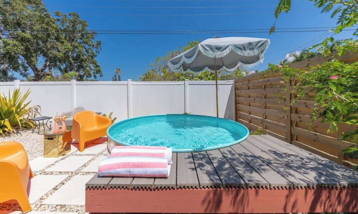 Whitfield House | Magical Guesthouse 1 mi from SRQ airport