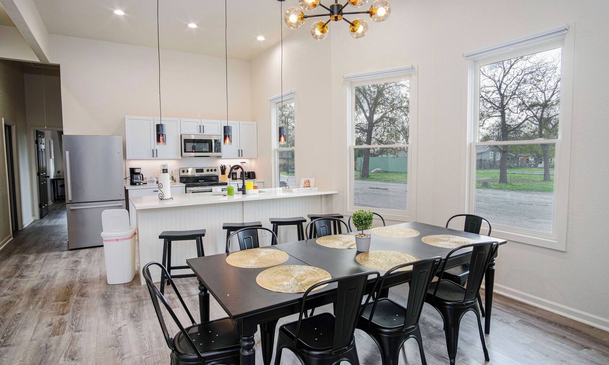 Near East Side Cottage | Magnificent 4BR Near Famous Riverwalk and Downtown