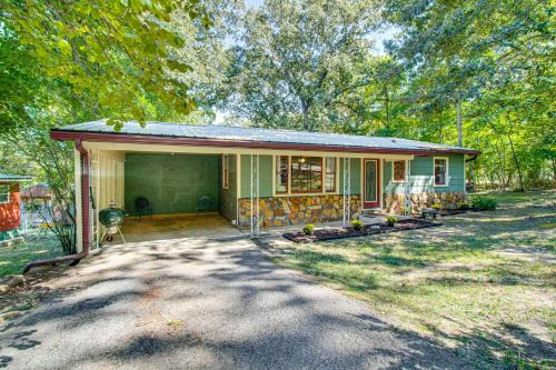 Mammoth Spring House | Mammoth Spring River Retreat: Family Gem, Big Yard