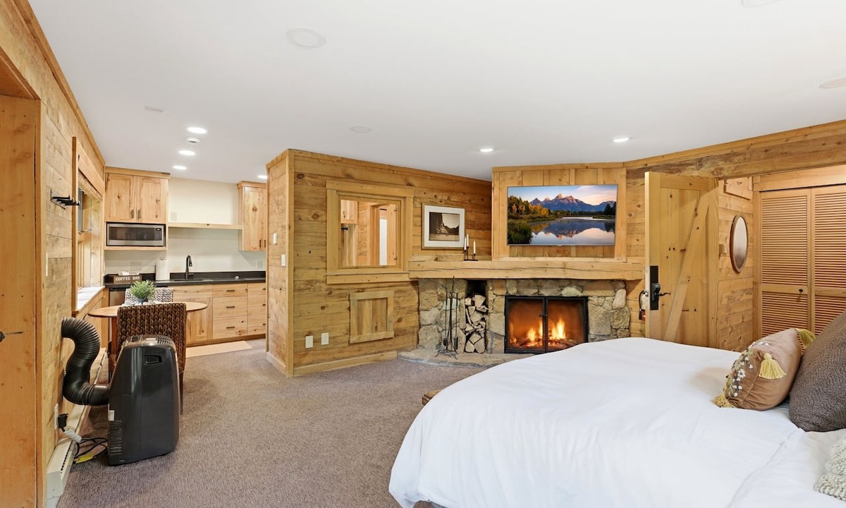 Sundance Cottage | Mandan Lower - King, Wood Burning Fireplace, Lower Level Sundance Cottage