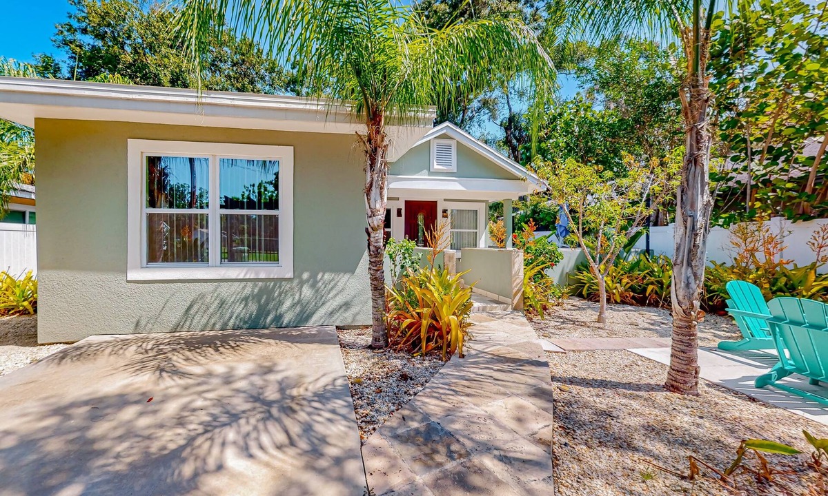 Bayou Oaks House | Mellow Memories | Sun-filled house in Sarasota with al fresco dining & hammock