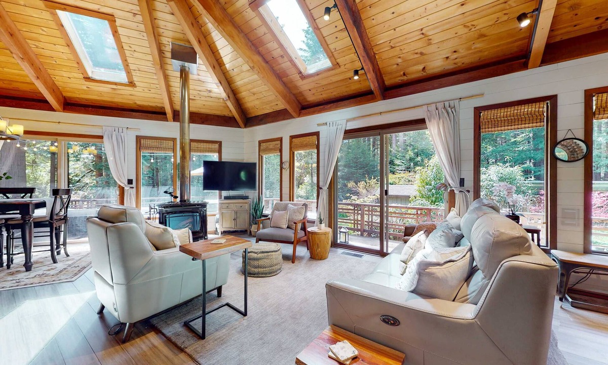 Mendocino House | Mendocino Cozy Cabin-Large Patio, Grill & Garden