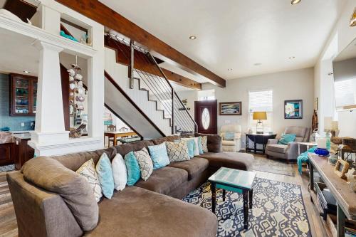 Cleone House | Mermaid Manor - Hot Tub & Steps to the Beach