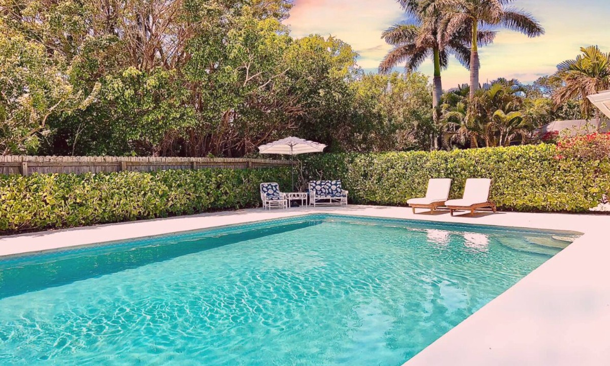 Cocoa Isles House | Mermaids' BeachHouse: Walk2Beach Pool KingBed