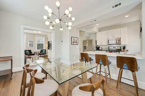 Park View House | Mid-Century Townhome Steps from Restaurants #DCottage