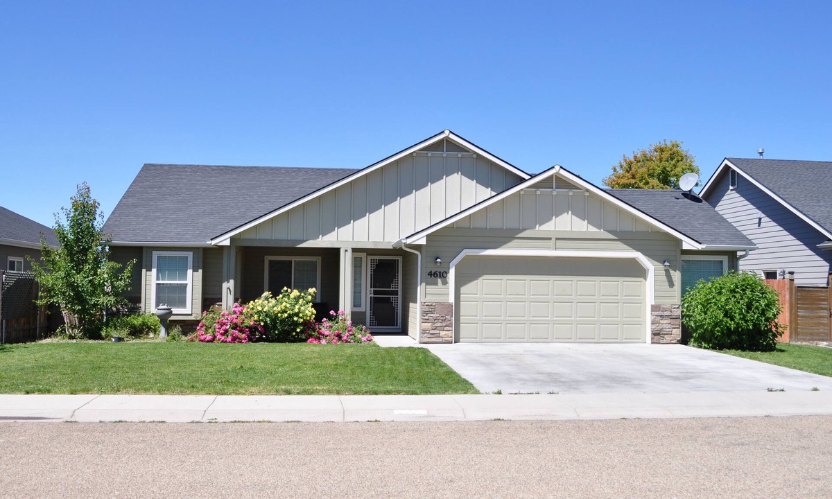 Caldwell House | Modern 3 BR/2 BA home-1Gig Internet-1440sqft-long stays-no cleaning fees