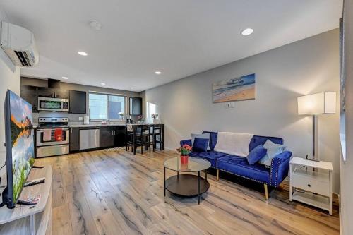 North Admiral House | Modern 3 BR Townhouse just steps to Alki Beach