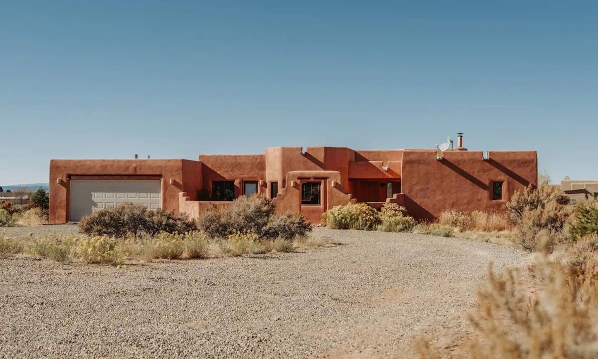 Taos House | Modern Adobe - Hot Tub - Game Room - Close to Ski Resorts- 10 min to Downtown!