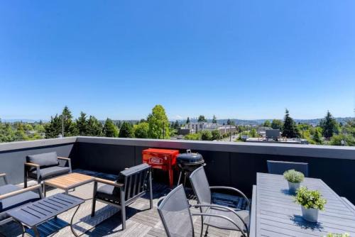 Loyal Heights Apartment | Modern Ballard Townhome with Rooftop Views