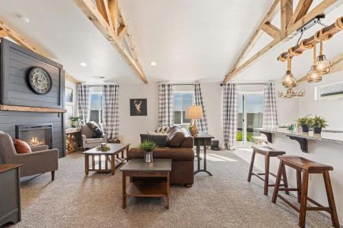 Caldwell House | Modern Cabin Vibes, Vaulted ceilings, Sleeps 8!