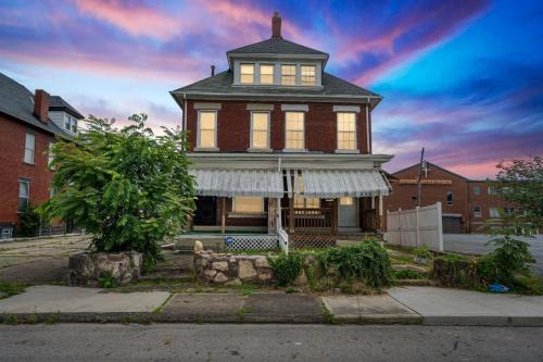 Near East Columbus House | Modern Home, 8 Min to Airport and 5 Min to OSU