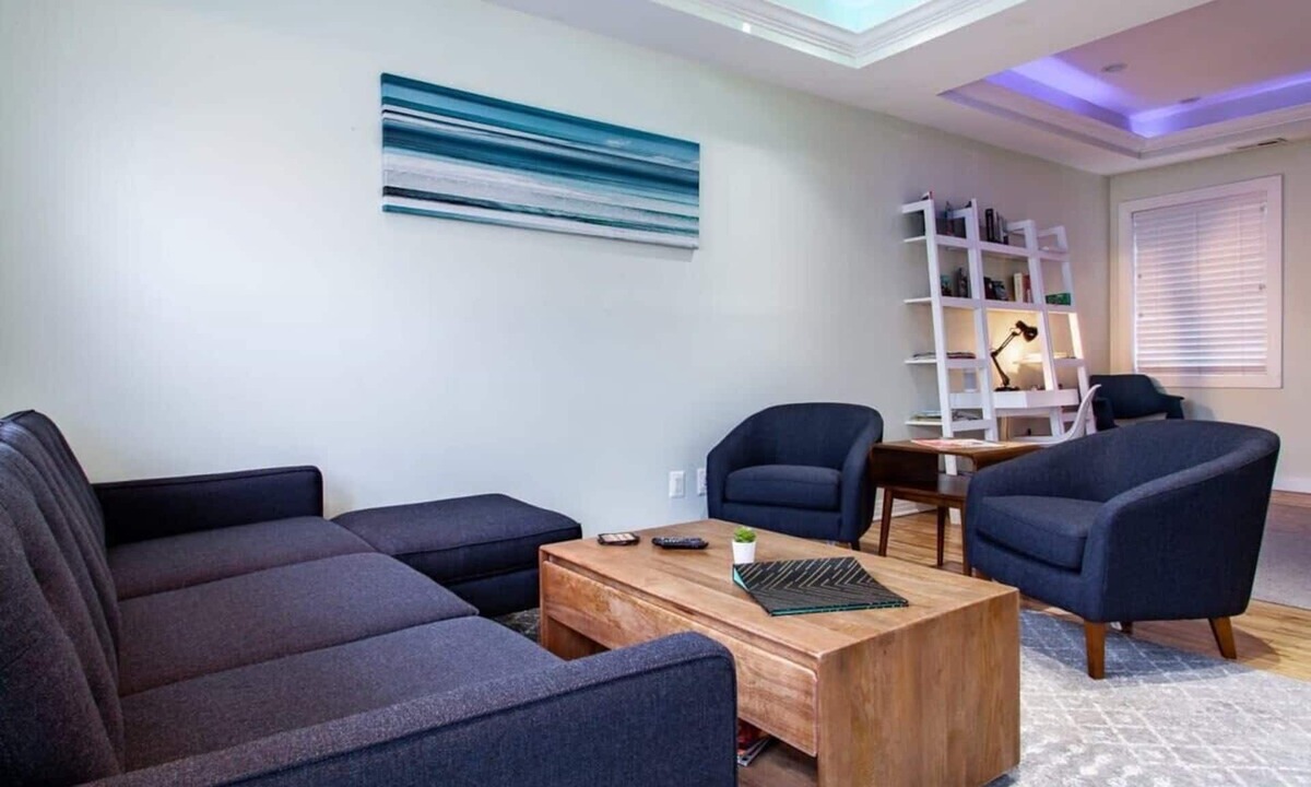 Hill East House | MODERN HOME NEAR CAPITOL HILL - Walk to METRO subway