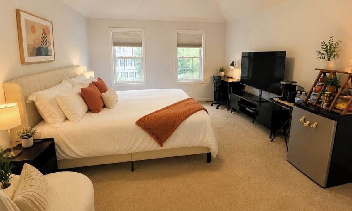 Lowell House | Modern Private Master Suite with Private Bathroom Near Boston